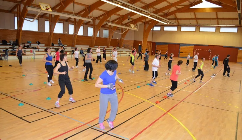 Cours de Body Karaté au gymnase de Montbonnot : une trentaine d’adultes en tenue de sport enchaînent les mouvements sur le parquet