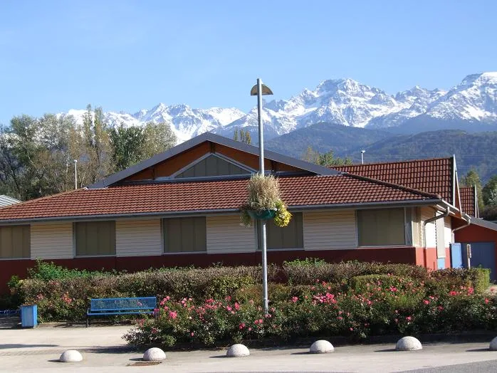 Photo du gymnase de Montbonnot où se déroulent les cours de karaté, avec les montagnes en arrière-plan